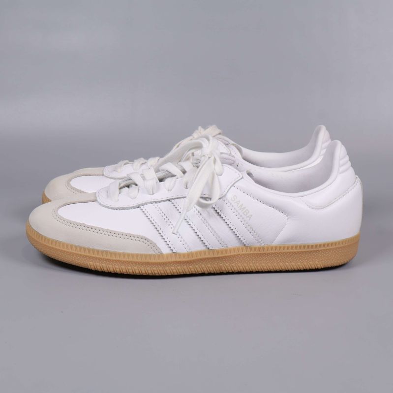 Sneakers från sidan med tydliga tre ränder och beige sula