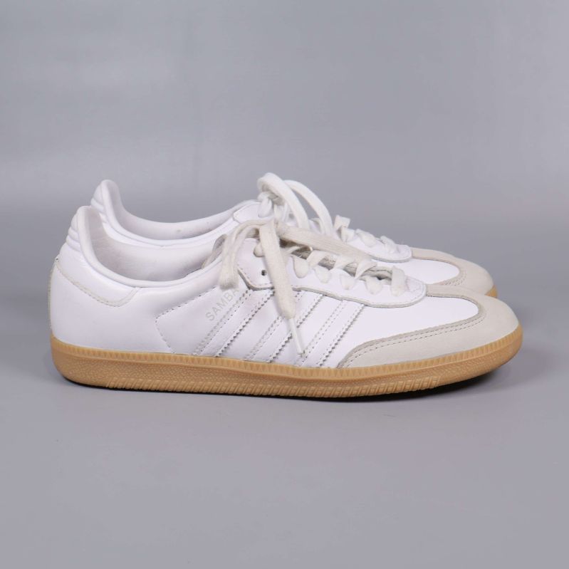 Sneakers från andra sidan med vit ovandel och beige sula