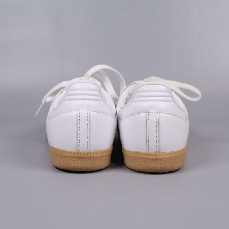 Sneakers bakifrån med vit hälkappa och beige yttersula