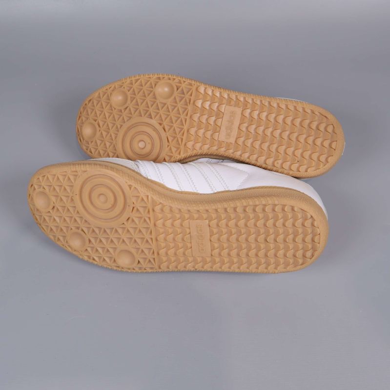 Sneakers undersida med mönstrad beige gummisula