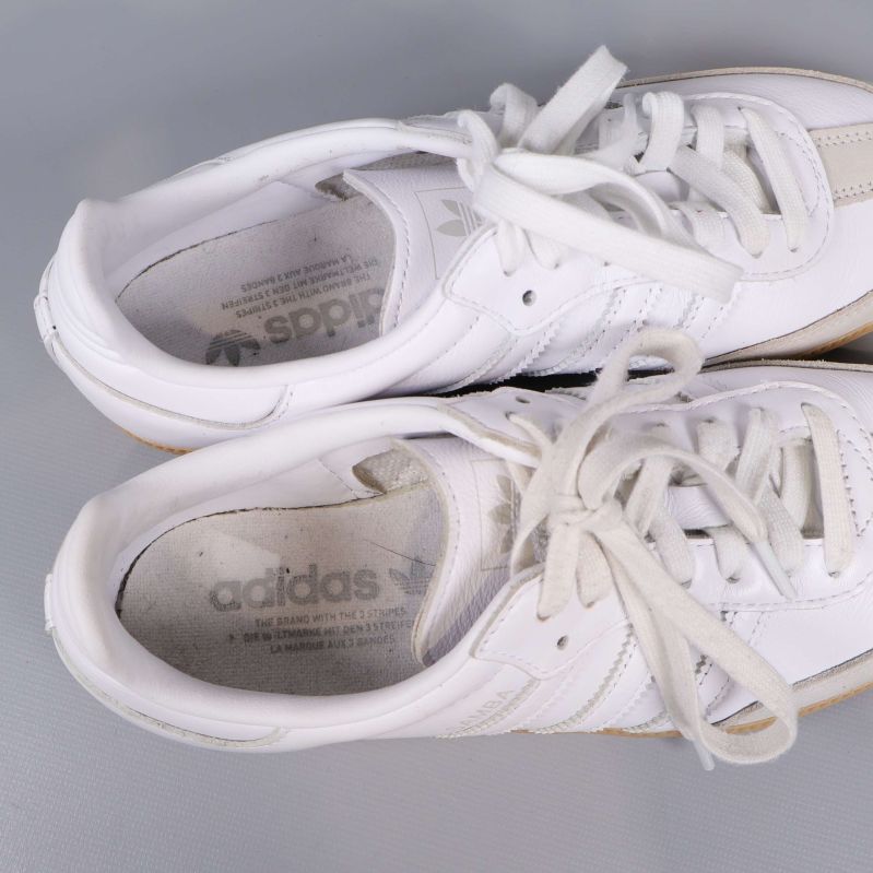 Inuti adidas sneakers syns innersula och logotyp