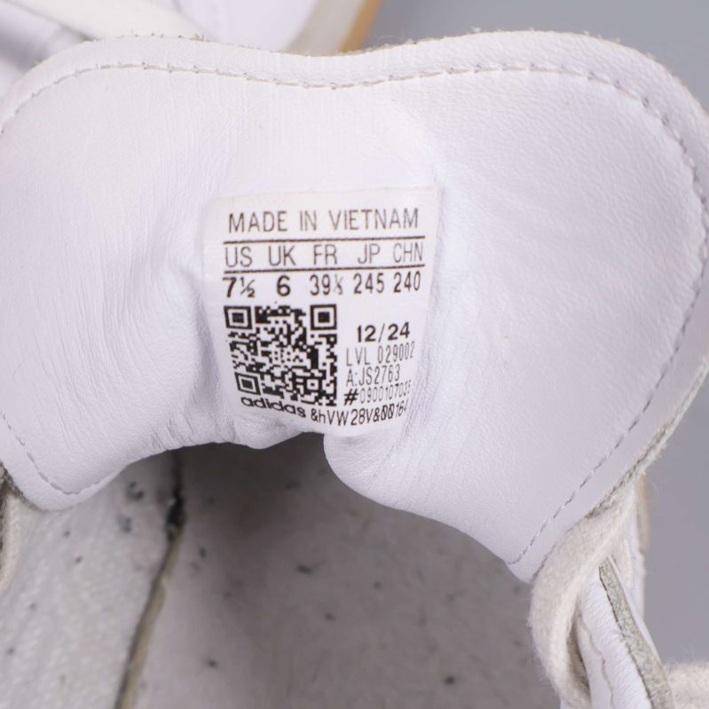 Närbild på storleksetikett i sneaker, visar storlek 39