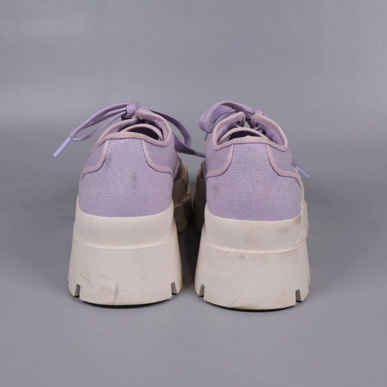 Sneakers bakifrån med synlig häl och platåsula