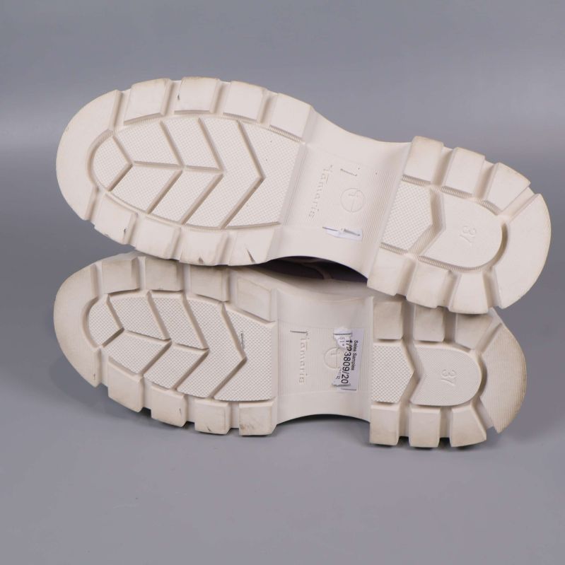 Sneakers undersida med grovt mönster på yttersulan