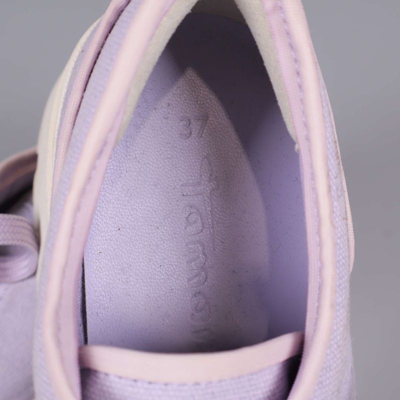 Sneaker med stämplad storlek 37 och märkesnamn inuti