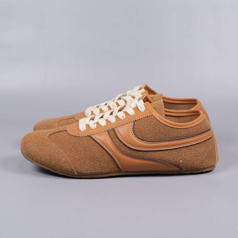 Sneakers i profil med strukturmaterial och slimmad design