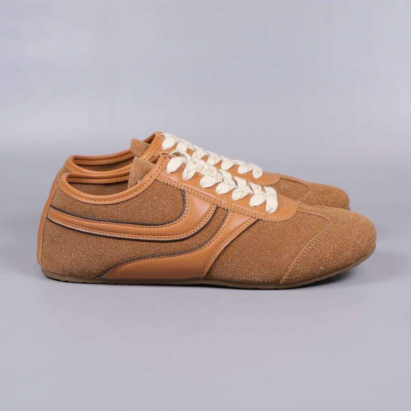 Sneakers sett från sidan med ljusa snören