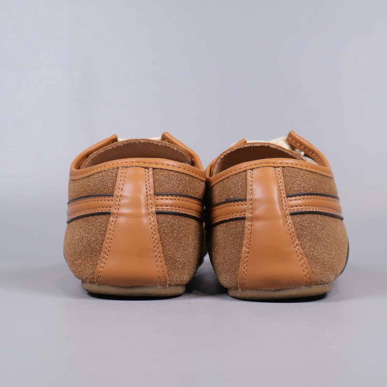 Baksida på sneakers med kontrasterande sömmar och detaljer