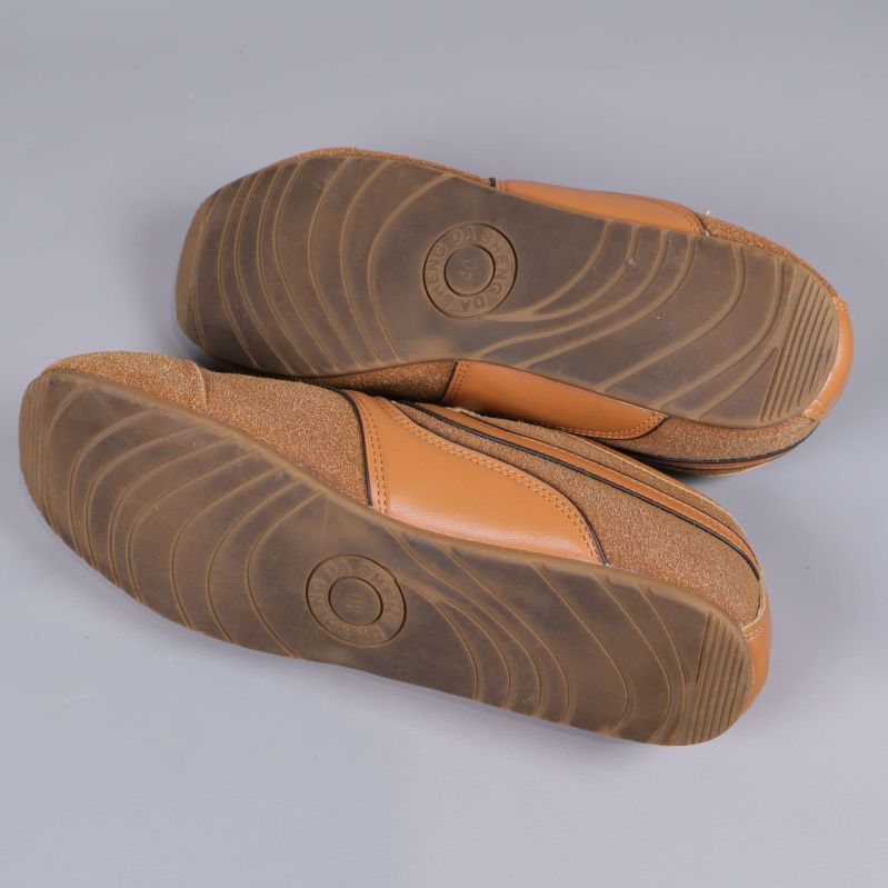 Undersida på sneakers med mönstrad sula