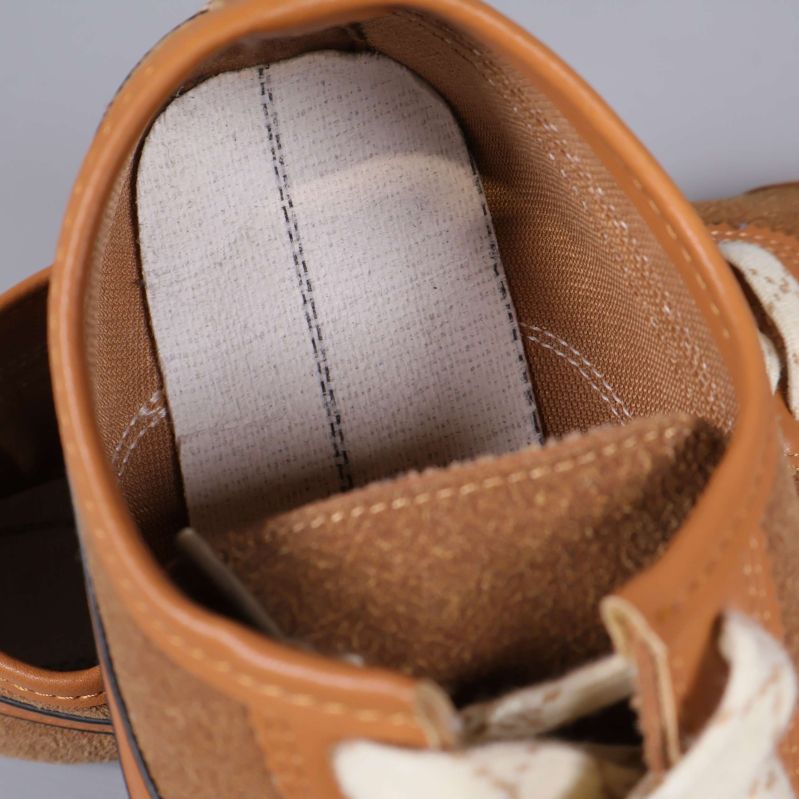 Insidan av sneaker, innersula saknas