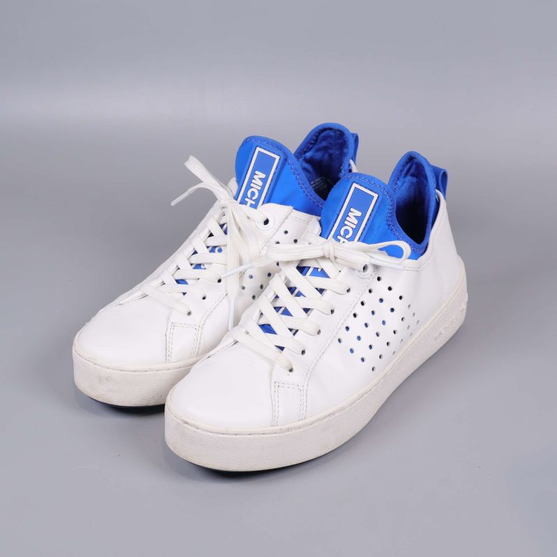 Vita sneakers med blå detaljer och snörning framifrån