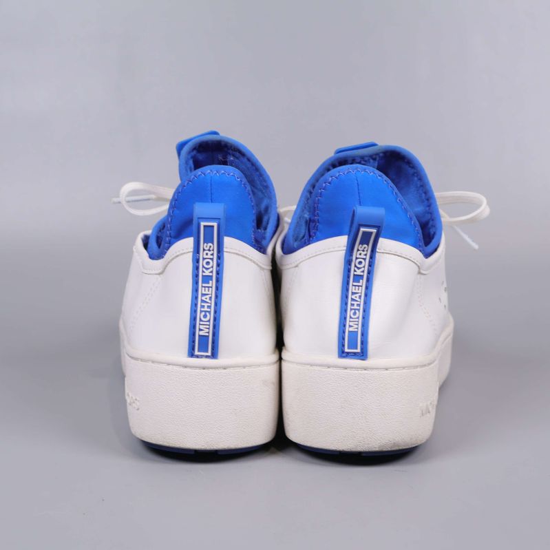 Sneakers bakifrån med blå logoband och Michael Kors-tryck