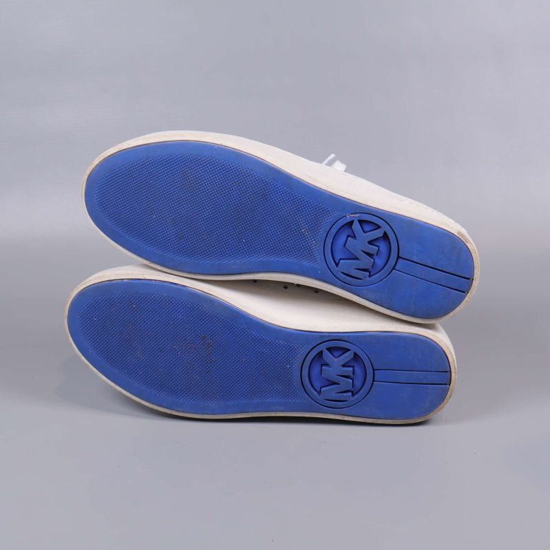 Blå och vita gummisulor på sneakers med MK-logotyp