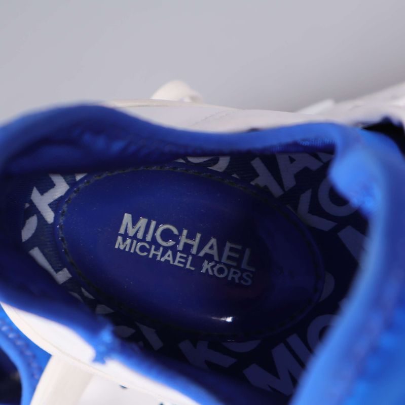 Närbild av insidan på sneakers med Michael Kors logotyp