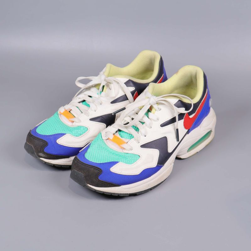 Sneakers i flera färger med vita skosnören i trekvartsvy