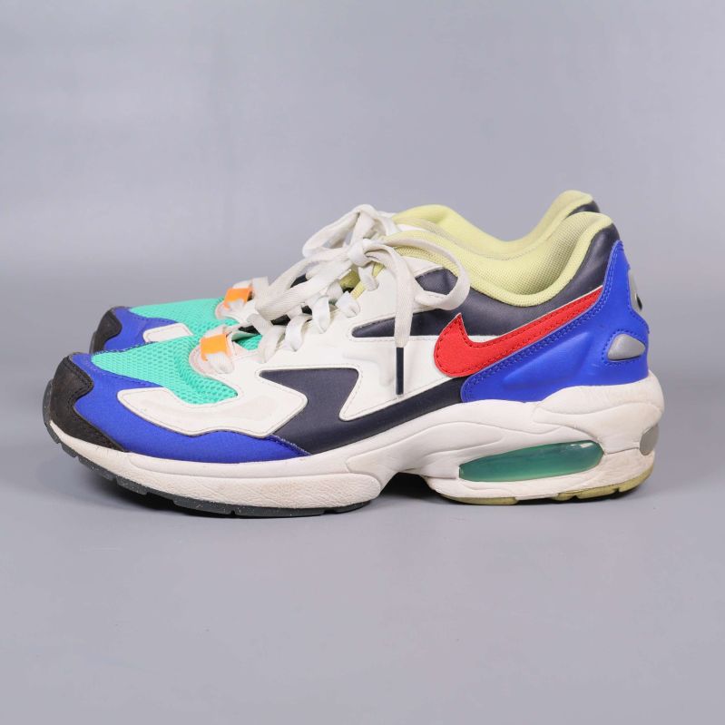 Sneakers från sidan visar röd Nike swoosh och blå detaljer