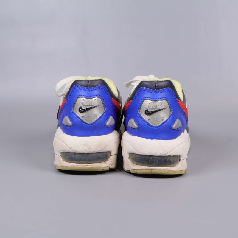 Bakre delen av sneakers med Nike-logo och synliga air-enheter