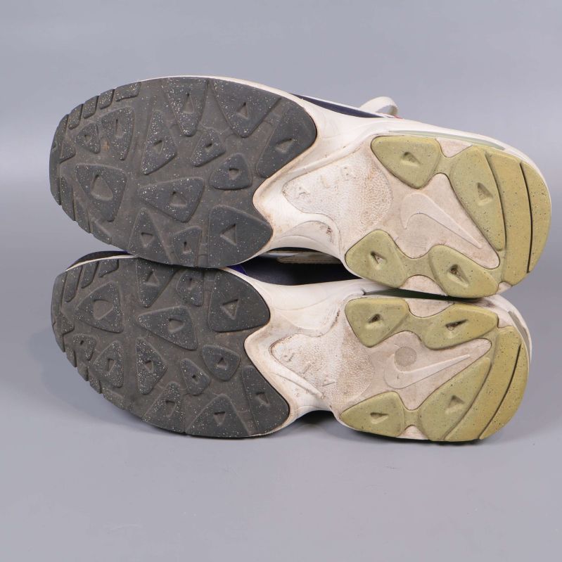 Underifrån visar mönstrad yttersula i svart och beige