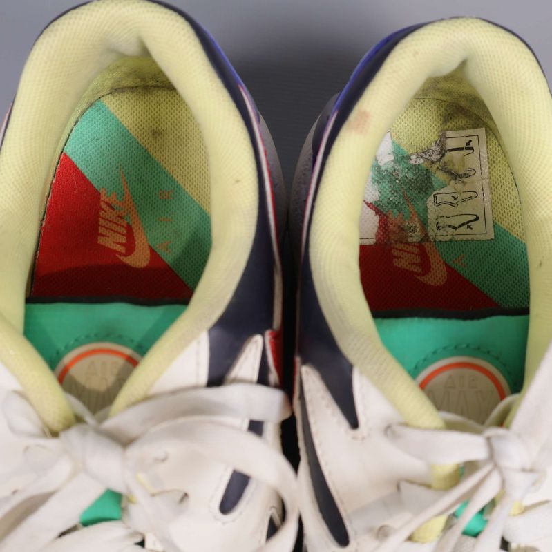 Insidan visar färgglad innersula och Nike-logo