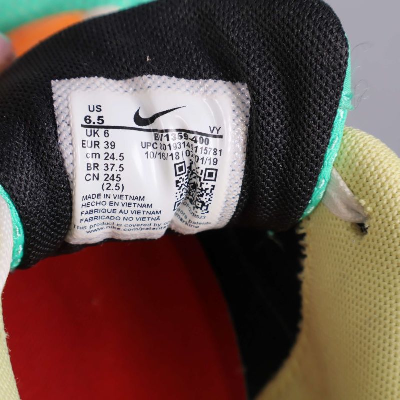 Närbild på storleksetikett visar EJR 39 och materialinfo