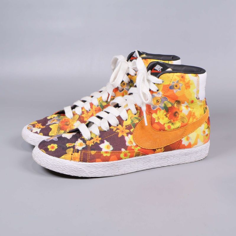 Nike höga sneakers med blommigt mönster och orange swoosh