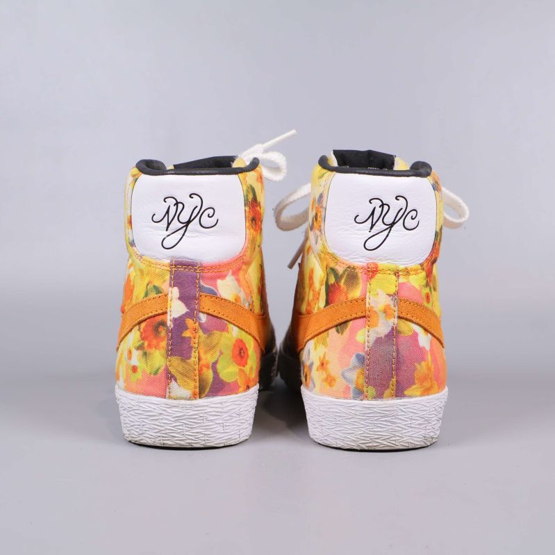 Bakifrån av Nike sneakers, vit detalj upptill och blommigt tyg