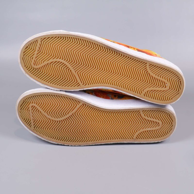 Yttersula på Nike sneakers, visas med båda sulor uppåt