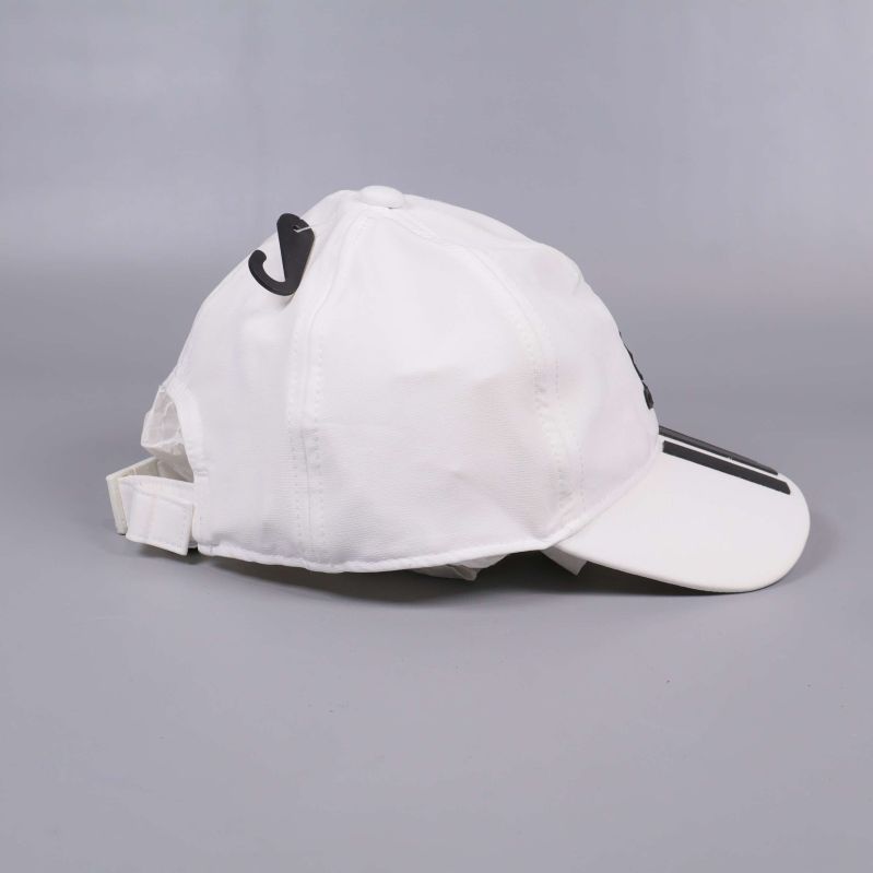 Adidaskeps bakifrån med spänne i bandet