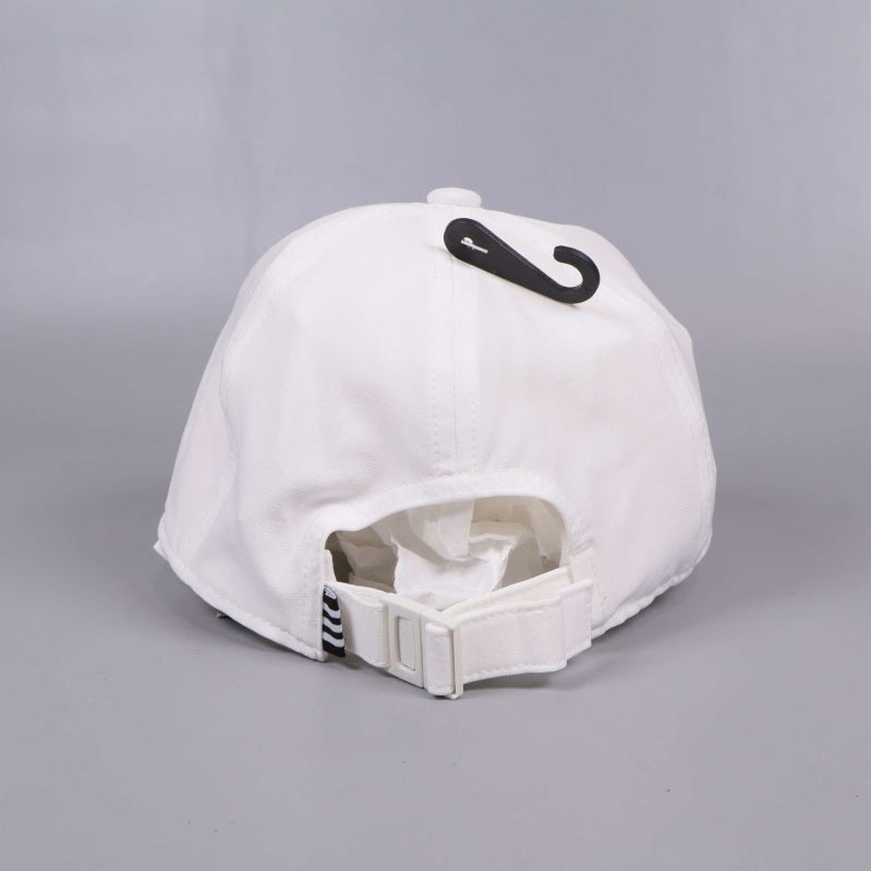 Insida av vit keps visar texten AEROREADY