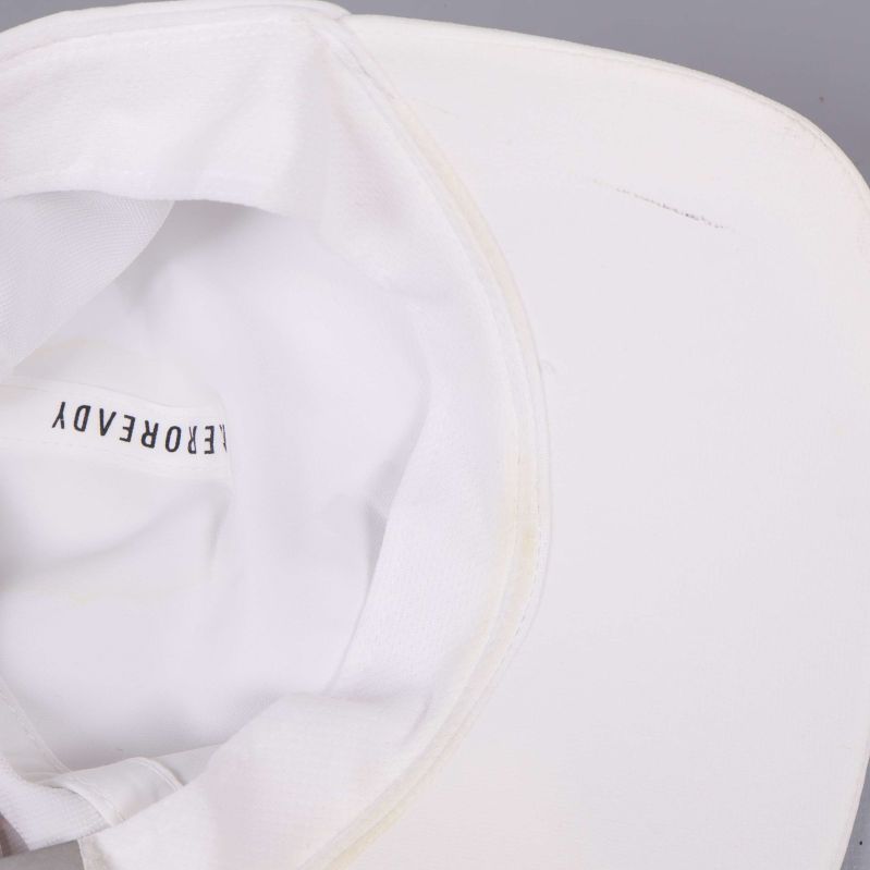 Etikett i keps visar adidas och storlek onesize