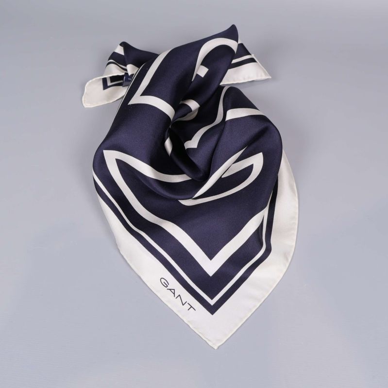 Scarf stylad knuten med tydligt mönster