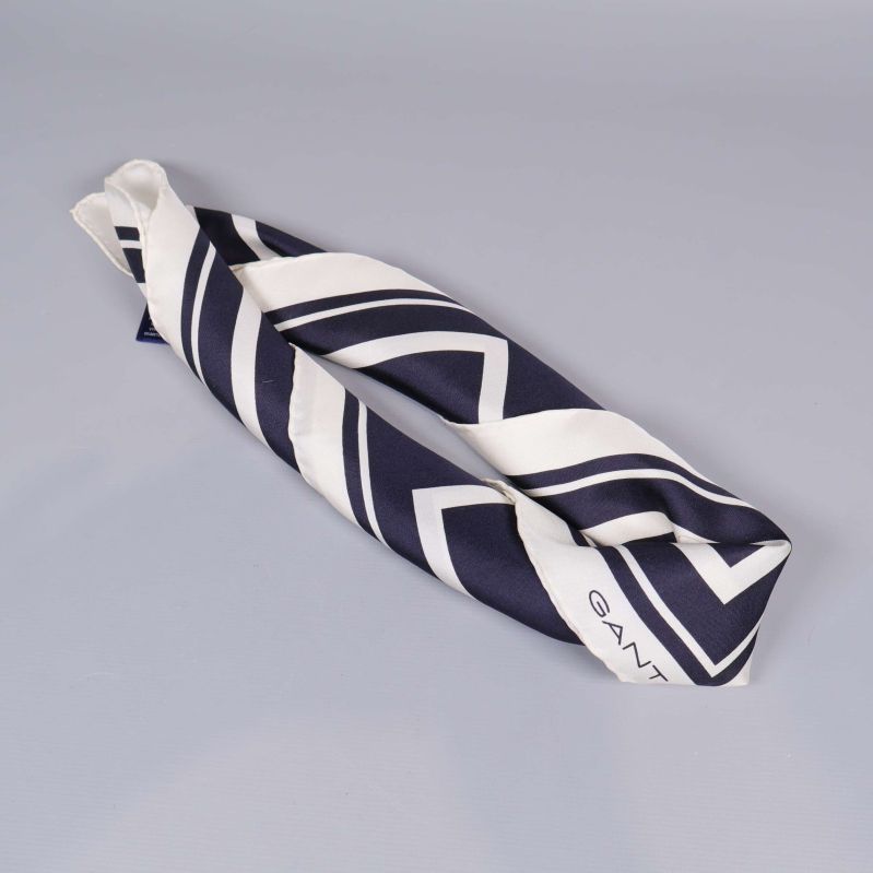 Blåvit scarf ihopvikt med grafiskt tryck