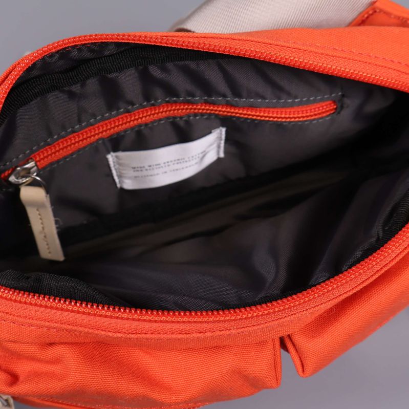 Väska inuti med svart foder och innerficka med dragkedja