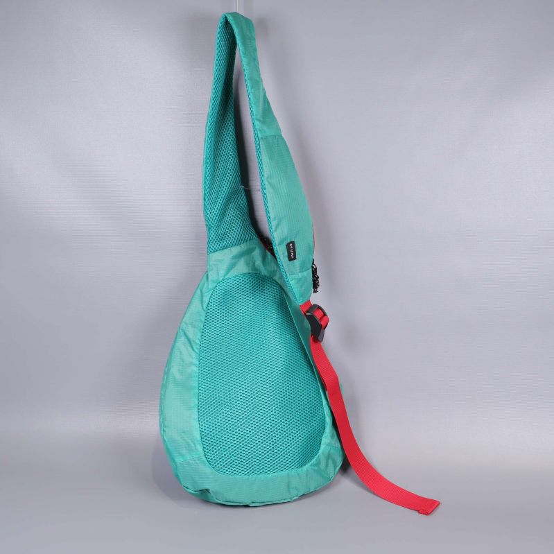 Baksida av turkos axelremsväska med bred rem