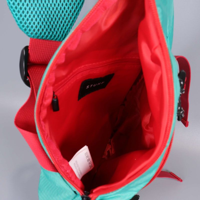 Insidan av väska med STUHF-etikett och röd foder