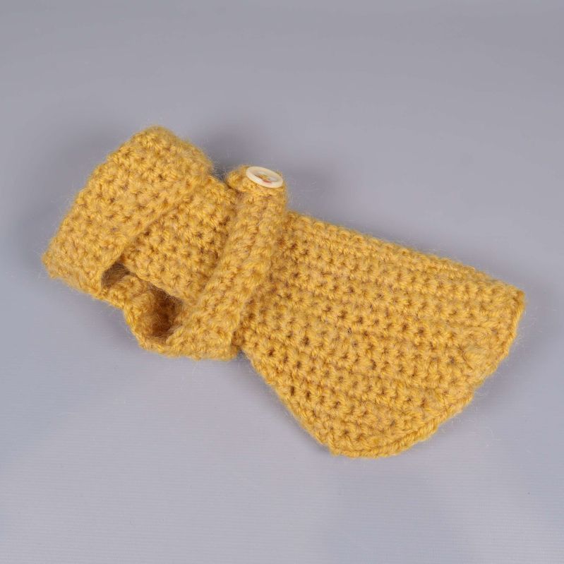 Stickad gul hundtröja med knapp i överkant