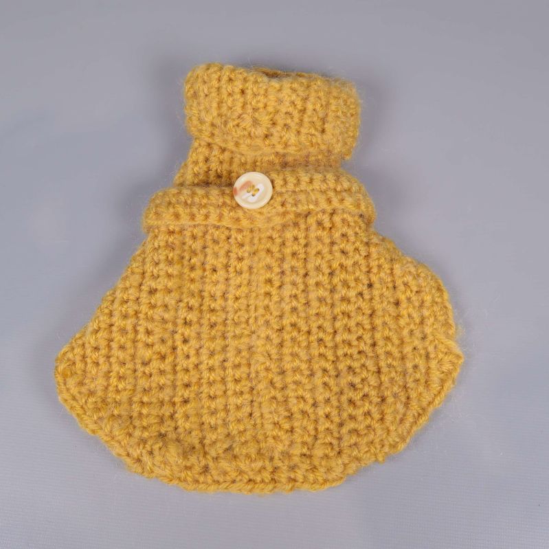 Knappstängning på stickad gul hundtröja