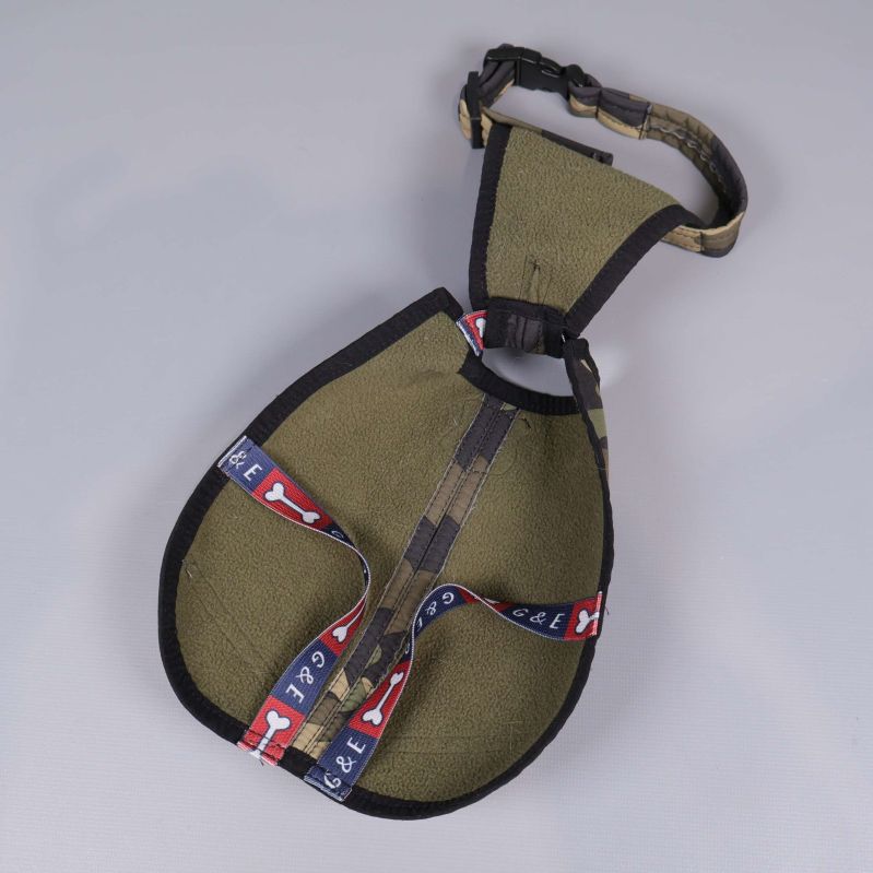 Hundväst sedd bakifrån med justerbart spänne