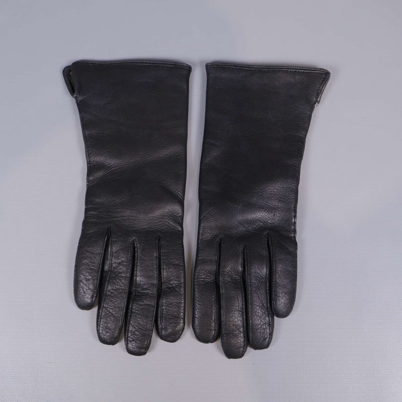 Ett par svarta handskar placerade sida vid sida