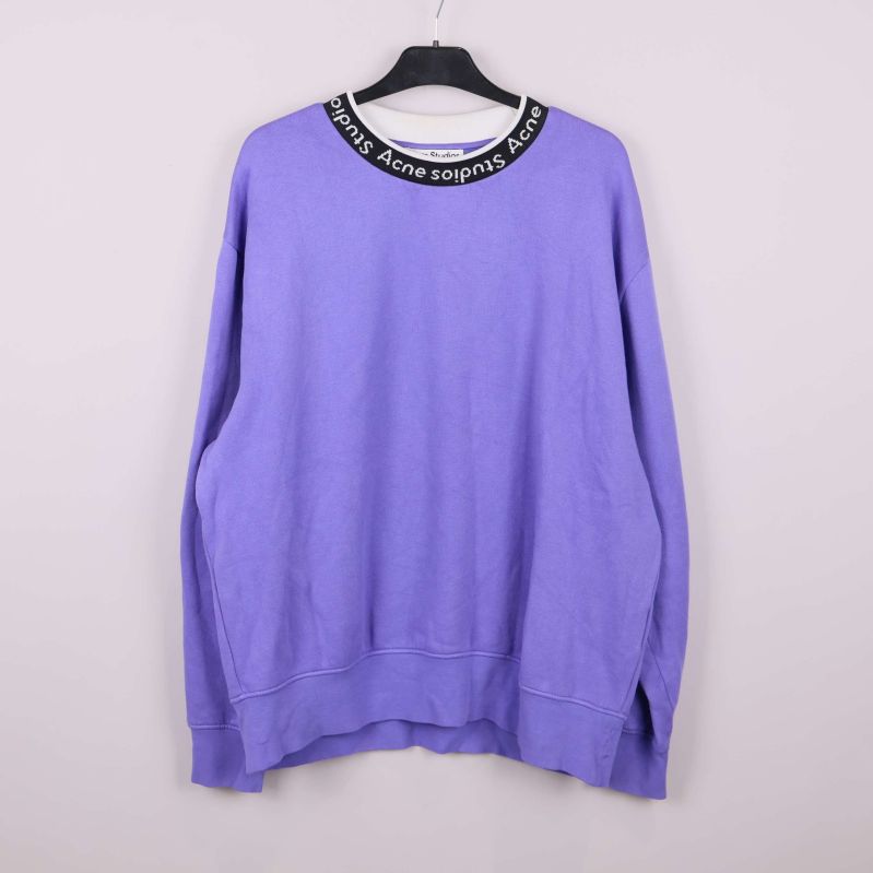 Lila sweatshirt med rund hals och logotyp på kragen