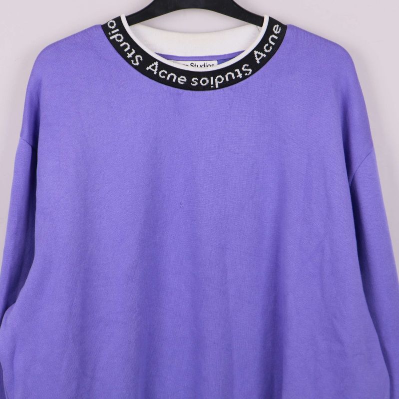 Närbild på lila sweatshirtens övre del och krage