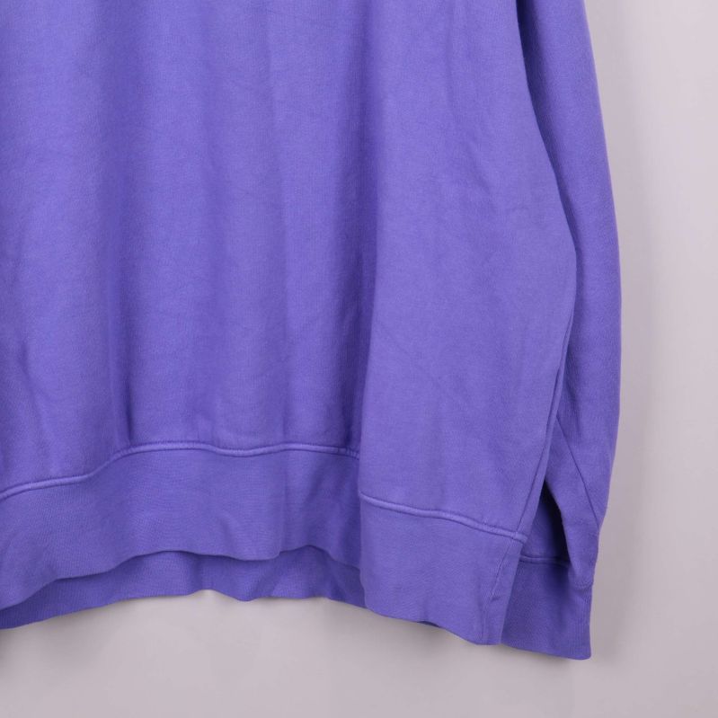 Närbild på sweatshirtens nederkant och sidoslits