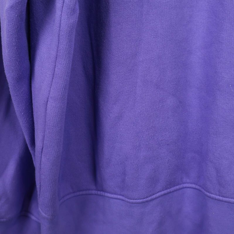 Närbild på sweatshirtens lila tyg och struktur