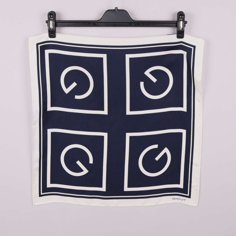 Utbredd scarf med marinblått grafiskt G-mönster