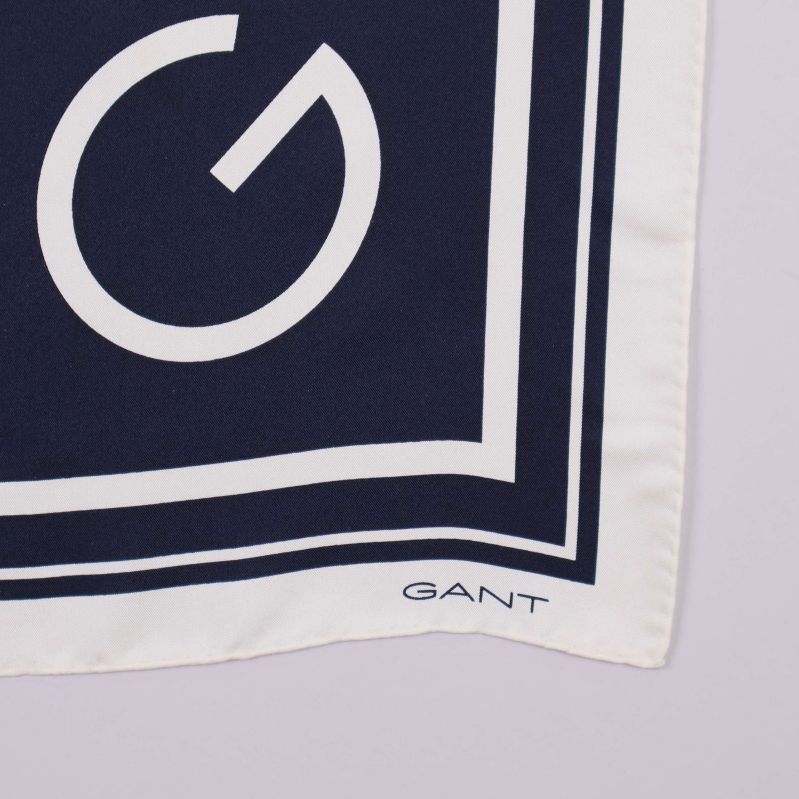 Närbild på hörn med GANT-logga på scarfen