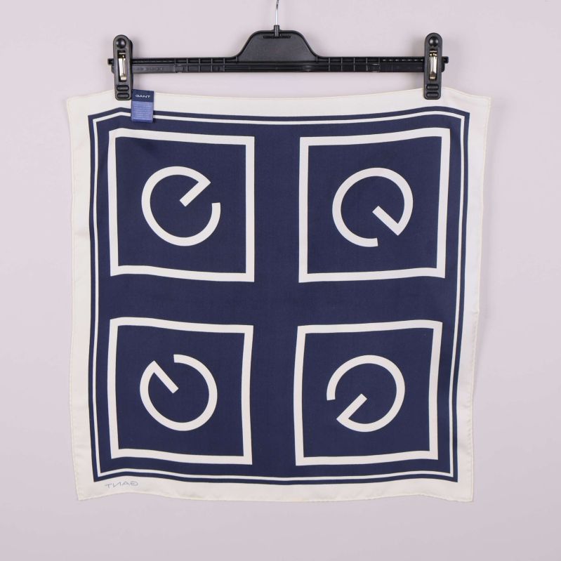 Scarf upphängd framifrån med tydligt tryck