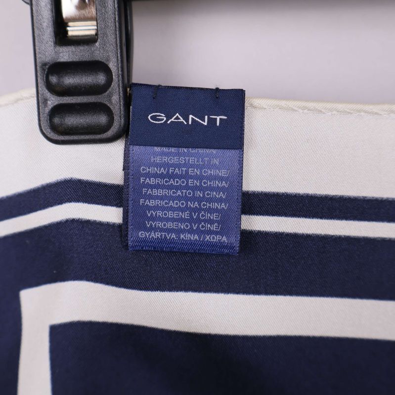 Närbild på etikett med GANT och tillverkningsinfo