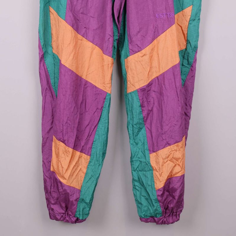 Närbild på byxben med färgblockade paneler