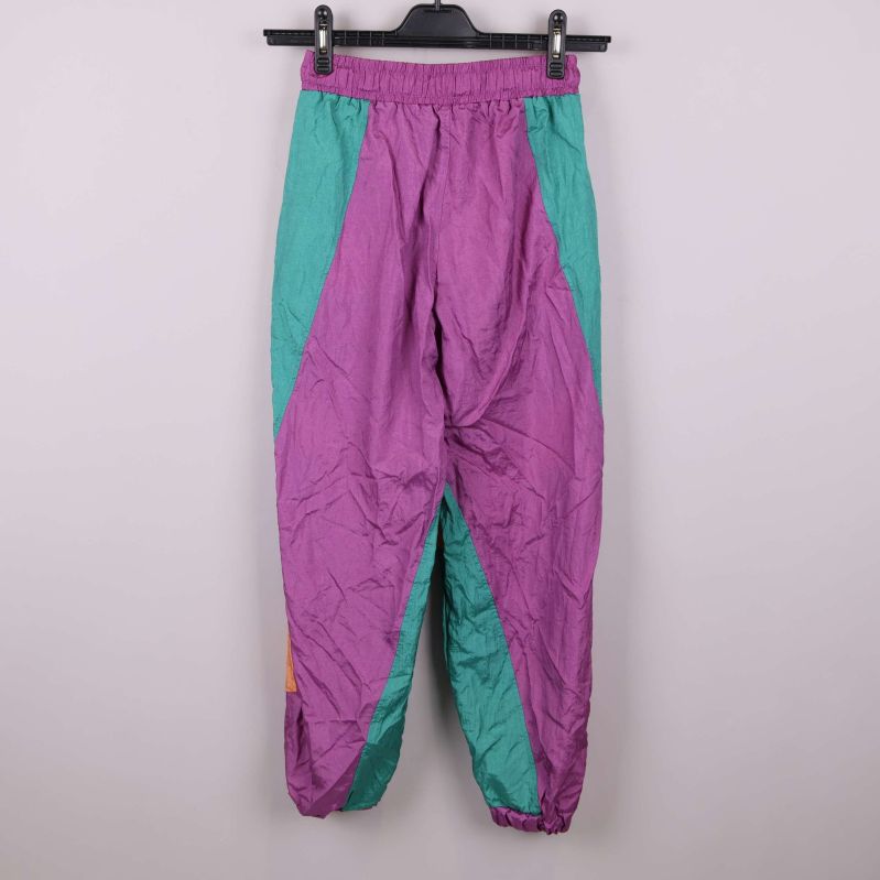 Baksidan av flerfärgade retrobyxor visas på galge