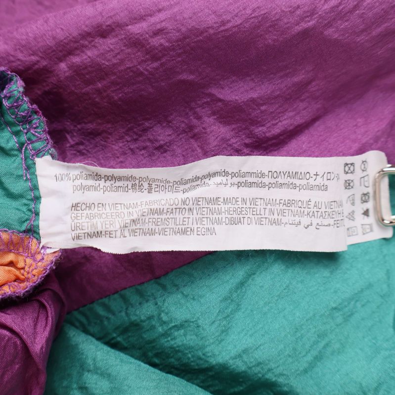 Materiallapp i byxorna visar 100% polyamid